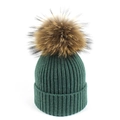 Gorro de punto acanalado verde oscuro con un pompón marrón suave para el invierno - Verde