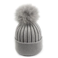 Berretto in maglia grigio da donna con pompon soffice abbinato per l'inverno - Grigio chiaro