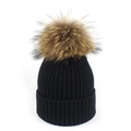 Gorro de punto negro clásico con un gran pompón marrón para el calor del invierno - Negro