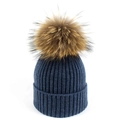 Gorro de invierno de punto acanalado azul marino con un gran pompón de piel auténtica - Azul marino