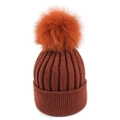 Cappello in maglia da donna rosso scuro con grande pompon soffice e trama a coste - Caramello