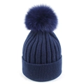 Berretto in maglia a costine blu scuro con pompon soffice e ampio bordo ripiegato - Blu navy