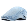 Detail van lichtblauwe gewassen denim platte pet met verstelbare metalen gesp - Verstelbaar / Lichtblauw