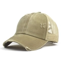 Vintage kaki trucker pet met mesh, distressed details en borduursel aan de zijkant op wit - Verstelbaar / Khaki