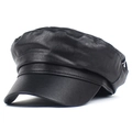 Dettaglio del cappello militare in ecopelle nera con anello metallico e consistenza - M (56-58cm) / Nero