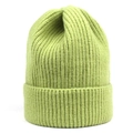 Dettaglio del berretto in maglia verde lime con trama a coste e risvolto ampio - M(56-58cm) / Verde