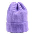 Dettaglio del berretto in maglia a coste viola che mostra la texture morbida e il risvolto - M(56-58cm) / Viola