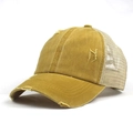 Detail van gewassen gele mesh baseballpet met versleten textuur en ademend netweefsel - Verstelbaar / Geel