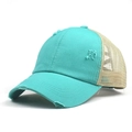 Detail van vintage mesh baseballpet met ademende mintgroene stof en versleten effect - Verstelbaar / Cyaan
