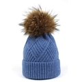 Berretto in maglia blu con pompon in finta pelliccia naturale e motivo geometrico - Blu