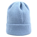Dettaglio ravvicinato del berretto in maglia azzurra con trama a coste e risvolto - M(56-58cm) / Blu