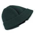 Gedetailleerde gebreide textuur van een donkergroene beanie met een dikke omslag - Verstelbaar / Groen