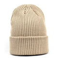 Gros plan du bonnet en tricot kaki montrant la texture des coutures côtelées verticales - Poche zippée