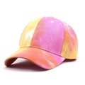 Dettaglio del cappellino da baseball tie-dye con visiera curva e cuciture rinforzate - Regolabile / Tie-dye Rosa Arancione Giallo