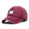 Dettaglio del cappellino vintage bordeaux in cotone lavato con toppa logo bianca quadrata - Borgogna