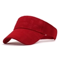 Detail eines roten Sonnenvisiers mit geprägtem Sport-Schriftzug und Strukturstoff - Rot