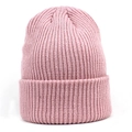 Détail de la texture en maille côtelée rose et du large revers d'un bonnet d'hiver chaud - Rose