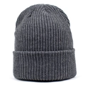 Bonnet en maille gris foncé classique avec texture côtelée et revers pour l'hiver - Gris clair