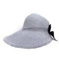 Dettaglio cappello parasole grigio in maglia con fiocco nero e bordo a onde estivo - M / Grigio