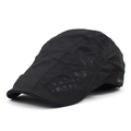Detalle de los paneles de malla transpirable y logotipo en una gorra plana negra para hombre - Ajustable / Negro