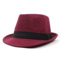 Vue détaillée du chapeau fedora en laine bordeaux avec ruban noir et texture en feutre - M (56-58cm) / Rouge
