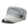 Detailansicht der grauen Mesh-Military-Cap mit atmungsaktivem Wabenmuster und Metalllogo - Verstellbar / Weiß