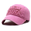 Dettaglio del ricamo New York sul cappellino da baseball in cotone lavato vintage - Rosa