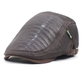 Primer plano de la gorra plana de malla marrón con bordado SPORTS y hebilla metálica - Ajustable / Marrón