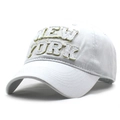 Berretto da baseball in cotone bianco con ricamo vintage New York su sfondo bianco - Bianco