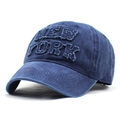 Dettaglio del ricamo retrò New York su un cappellino da baseball in cotone lavato blu - Blu navy