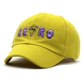 Dettaglio macro del cappellino in cotone giallo senape con ricamo RETRO viola - Taglia unica / Giallo