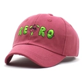 Dettaglio del ricamo retrò e del motivo a cartone animato sul cappello di cotone - Taglia unica / Rosso