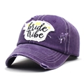 Dettaglio del ricamo Bride Tribe sul cappellino da baseball in cotone viola lavato - Regolabile / Viola