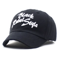 Dettaglio del ricamo 3D Black Rebel Style su un cappellino da baseball in cotone - Circa 52 cm / Nero