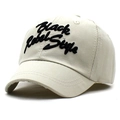 Dettaglio del ricamo 3D Black Rebel Style sul cappellino da baseball in cotone beige - Circa 52 cm / Beige