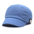 Dettaglio cappello baseball azzurro a tesa corta con saia di cotone e patch laterale - Regolabile / Blu