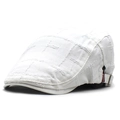 Detalle de gorra plana de algodón blanco con costuras cuadradas y etiqueta de moda - Ajustable / Blanco