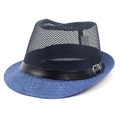Dettaglio cappello fedora in rete blu con nastro nero e fibbia in metallo per estate - Taglia unica / Blu