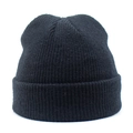 Detailansicht der schwarzen Rippstrick-Beanie mit Fokus auf Textur und Umschlag-Design - Schwarz