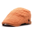 Detalle de la gorra plana naranja vintage con etiqueta de moda y hebilla metálica - Ajustable / Naranja
