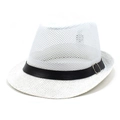 Dettaglio cappello fedora bianco a rete con trama traspirante e cintura nera con fibbia - Taglia unica / Bianco