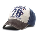 Dettaglio di cappello vintage con visiera usurata e ricamo varsity championship - Regolabile / Blu Marino con Visiera Caffè