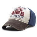 Dettaglio ravvicinato del cappellino moto retrò con visiera usurata e logo ricamato - Regolabile / Blu Marino con Visiera Caffè