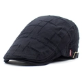 Detalle de gorra plana vintage negra con costuras desgastadas y etiqueta roja lateral - Ajustable / Negro