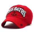 Detailansicht der roten Baseballkappe mit weißem Stickmotiv und schwarzem Anker-Logo - Verstellbar / Rot