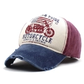 Dettaglio del ricamo moto retrò e della visiera usurata sul berretto da baseball stile - Regolabile / Rosso Vino con Visiera Blu Marino