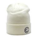 Dettaglio del berretto in maglia bianco crema con trama a costine e smiley ricamato - Sorriso Bianco Sporco
