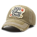 Detailopname van vintage kaki katoenen baseballpet met DOG Vibes Only borduursel en versleten rand - Khaki