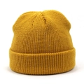 Klassische senfgelbe gerippte Strickmütze für den Winter mit breitem Umschlag für Wärme - Gelb