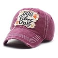 Detail van vintage bordeauxrode baseballpet met DOG Vibes Only patch en grove stiksels - Bordeauxrood
